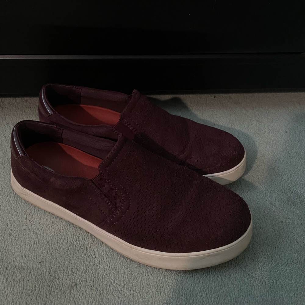 Women’s Dr. Scholl’s slip on shoe. Color burgundy.